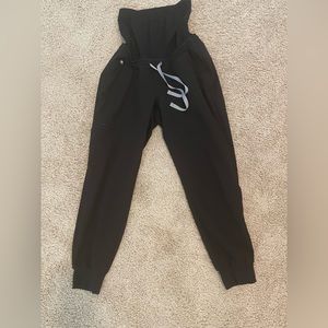 Figs maternity scrub jogger pant. Small petite. Black.